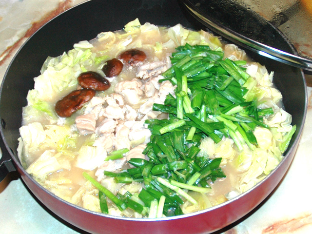 ラーメン用スープを使って！野菜たっぷりのもつ鍋♪
