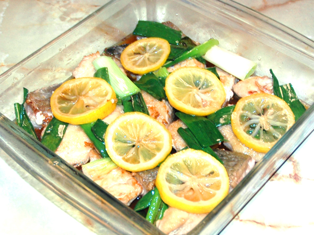 ねぎがめっちゃ合う！揚げ焼き鮭のレモンマリネ♪