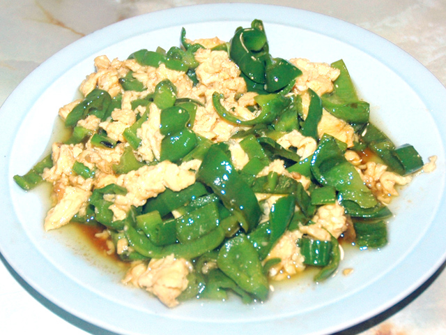 ピーマンの大量消費に！ピーマンと卵のオイスター炒め