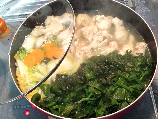 手羽元もやわらかく！手羽元とほうれん草の常夜鍋♪