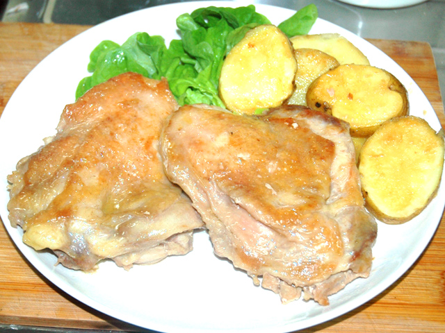 鶏ももステーキとじゃがいものにんにくソース添え♪