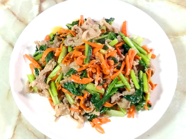 ささっと時短！豚こまと小松菜・人参のごまみそ炒め♪