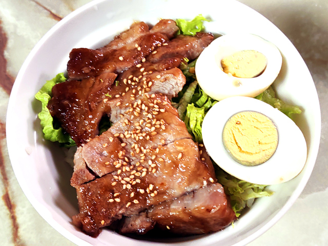 豚ロース肉で簡単！ゆで卵乗せ！豚の照り焼き丼♪