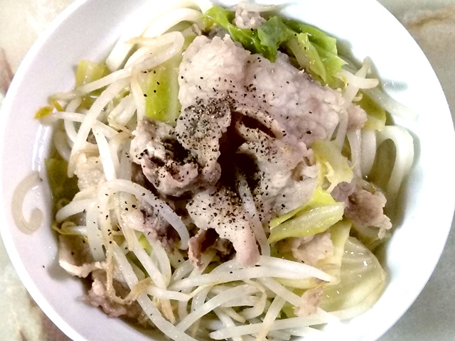 豚こまとキャベツたっぷりで！スタミナ塩うどん♪