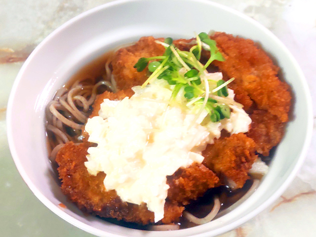 カツでボリューミー！とんかつとタルタル乗せ蕎麦♪