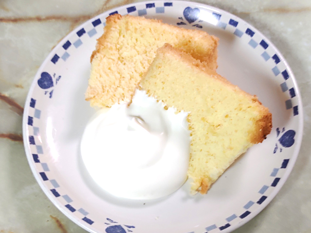 たまにはシンプルで！プレーンシフォンのクリーム添え