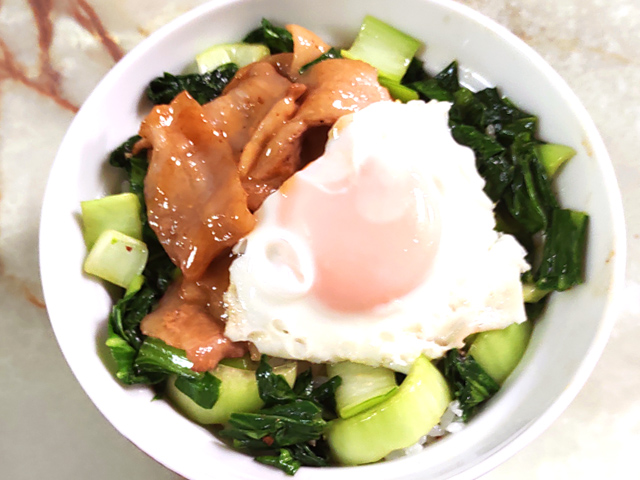 ご飯が進む味？豚バラとチンゲンサイのオイマヨ丼♪