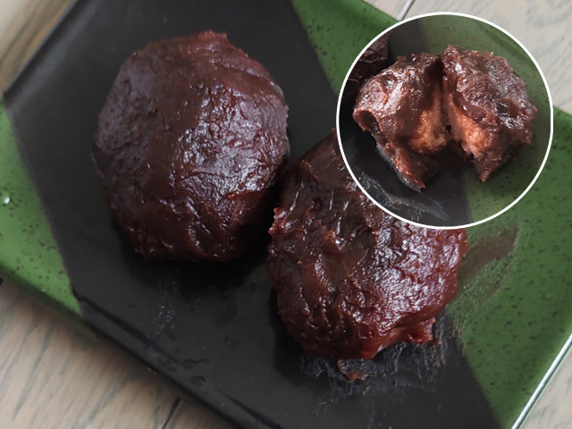 桜の葉がアクセントに！中身がピンク色の牡丹餅♪