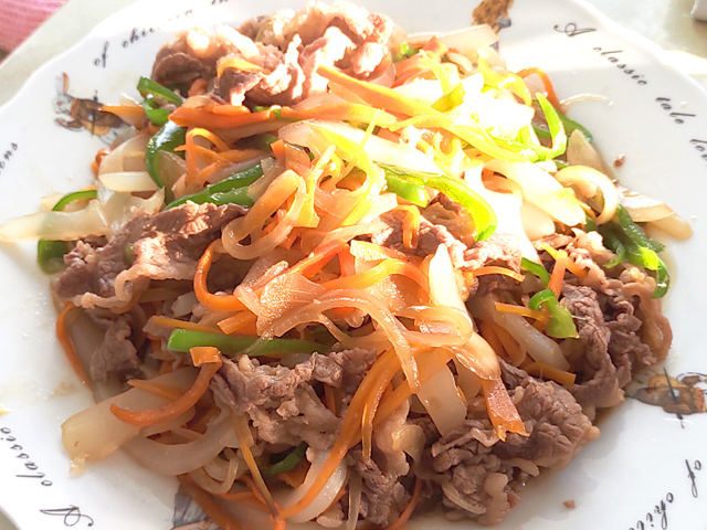 こんにゃくでヘルシー？牛こまのチャプチェ風炒めもの