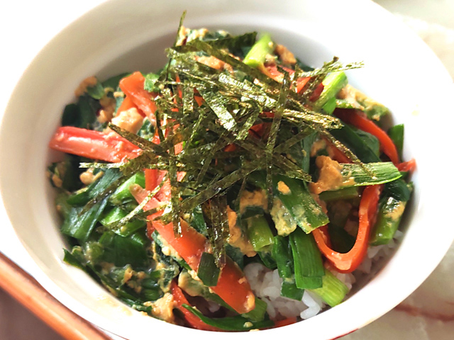 にらの大量消費に！にらと人参・卵のニラ玉丼♪