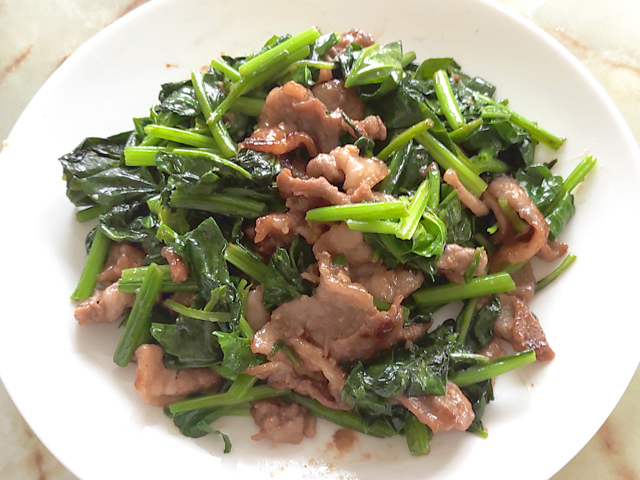 緑いっぱい！豚こまとほうれん草のごまみそ炒め♪