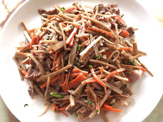 食物繊維たっぷり！豚こまとごぼうのマヨ醤油炒め♪