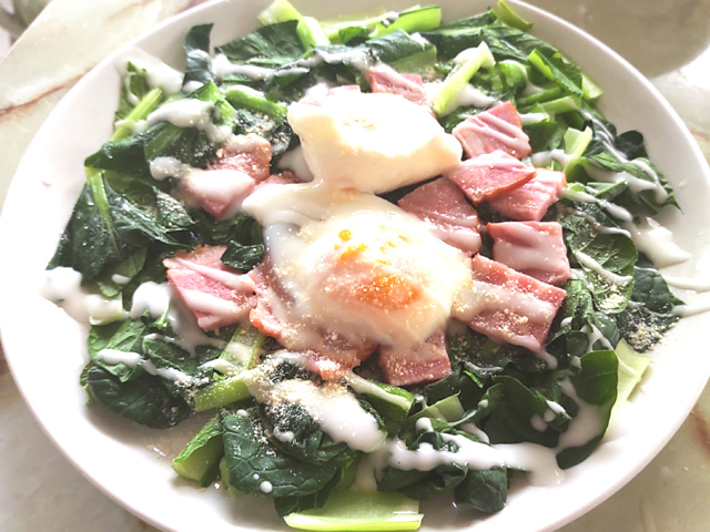 レンジで完結！小松菜とベーコンの温泉卵乗せサラダ♪