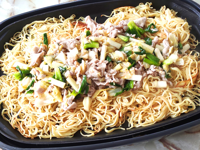 ホットプレートで一気に！塩ネギ豚のあんかけ焼きそば