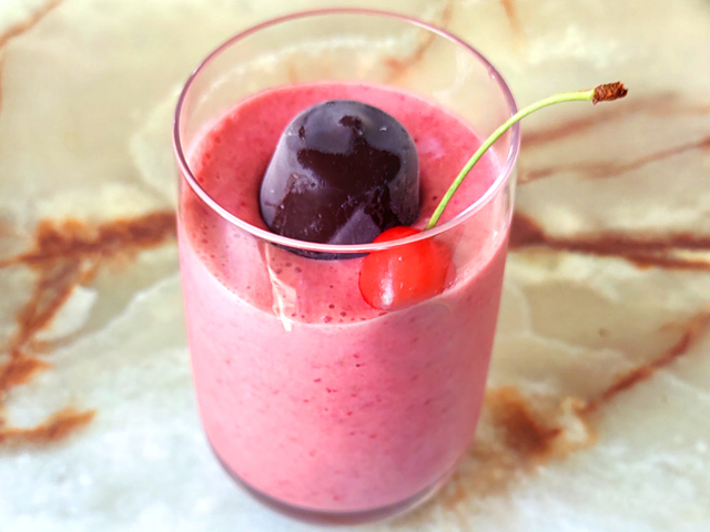 夏におすすめ!カキーンと来る苺のフラペチーノ風♪