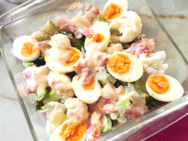 マヨネーズで風味アップ！カリフラワーと卵のグラタン