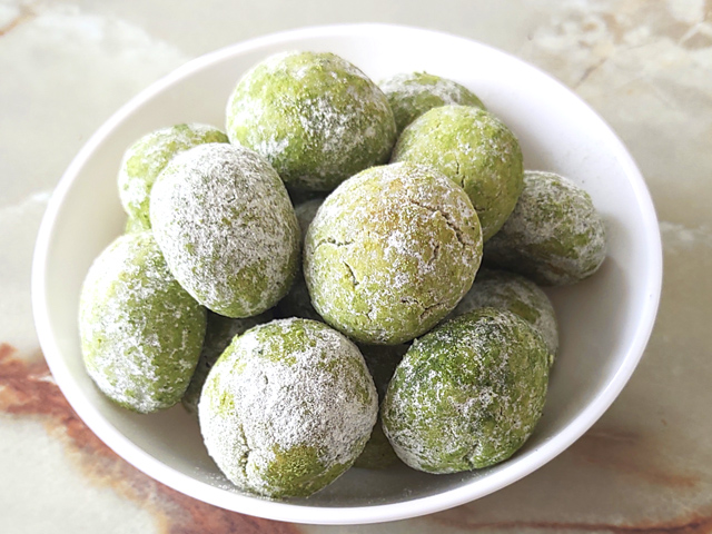 ほんのり苦味で大人の味？抹茶のスノーボールクッキー