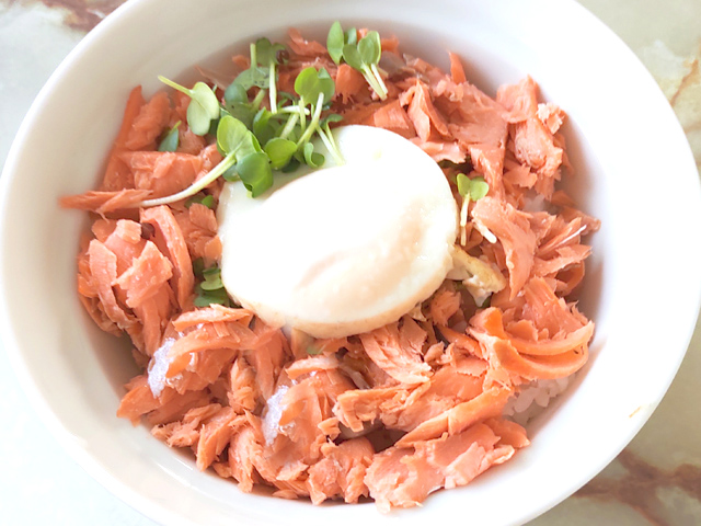 塩鮭アレンジ！鮭と目玉焼きの継子丼仕立て♪