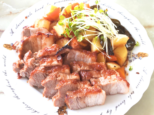 漬け込んで焼くだけ！豚バラと野菜のオーブン焼き♪