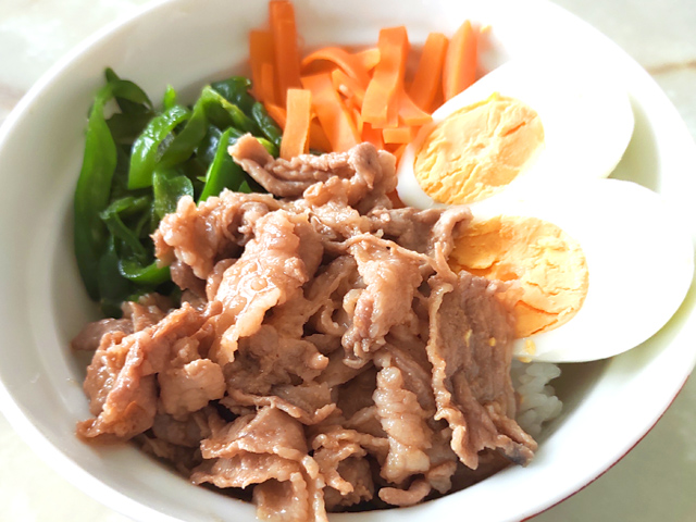 スタミナつく？豚こまと夏野菜のビビンバ風丼♪