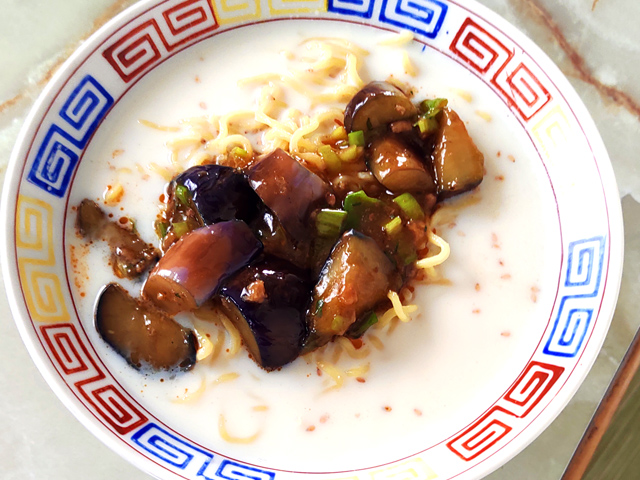 ひんやりスープで！マーボーナスがけの豚骨風ラーメン