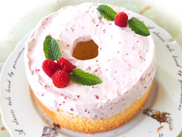 ラズベリーで！ミルクシフォンのベリークリーム乗せ♪