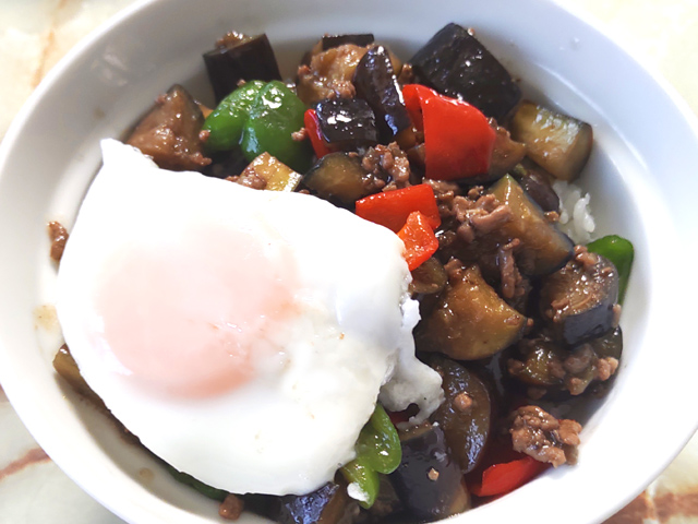 目玉焼きで月見！茄子とピーマンのオイスター丼♪