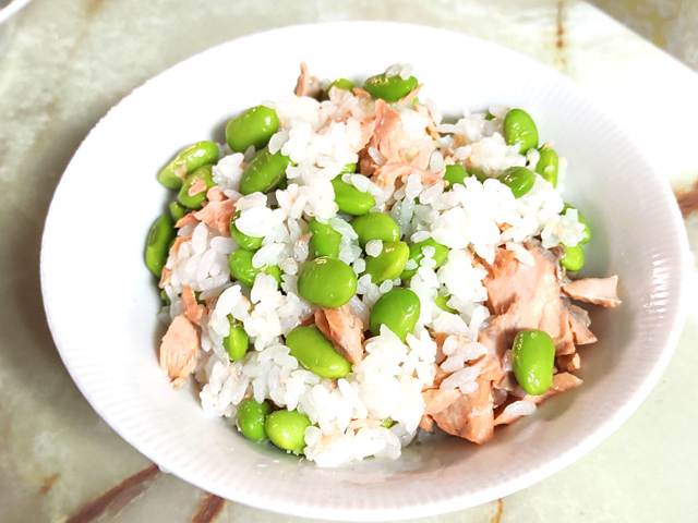 大量消費にも！枝豆ゴロゴロ鮭の混ぜご飯