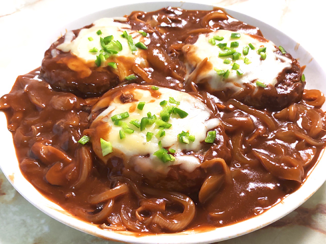 オーブンでプリプリ！ハンバーグのドミグラチーズ風♪