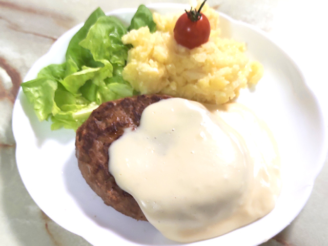 オーブンで焼く！冷凍ハンバーグのチーズソース添え