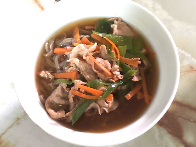 豚こまで！シンプルなネギと豚こまの肉そば♪