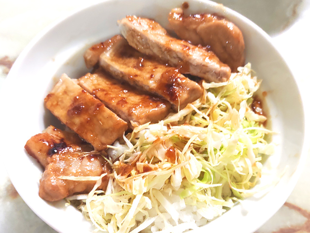 フライパン1つで！トンテキ風のシンプル豚ロース丼♪