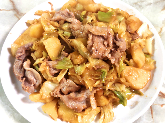 レンジで時短！豚こまとたっぷりポテトのオイマヨ炒め