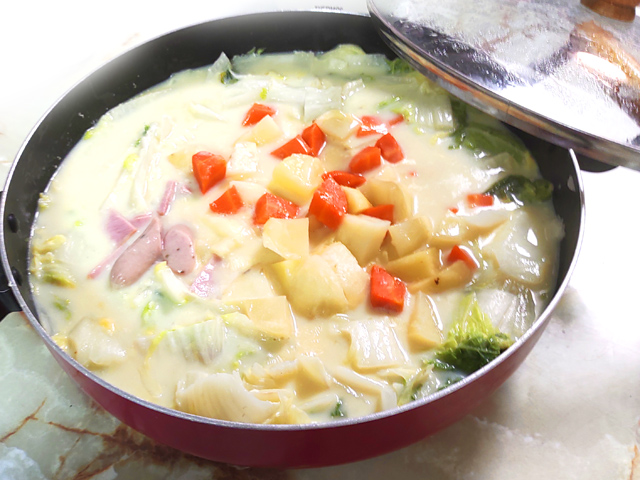 白菜たっぷり!ルーを使ったクリームシチュー鍋♪