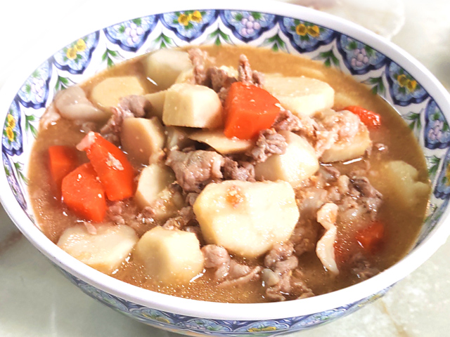 鍋1つで簡単！優しい味わいの里芋と豚こまの味噌煮