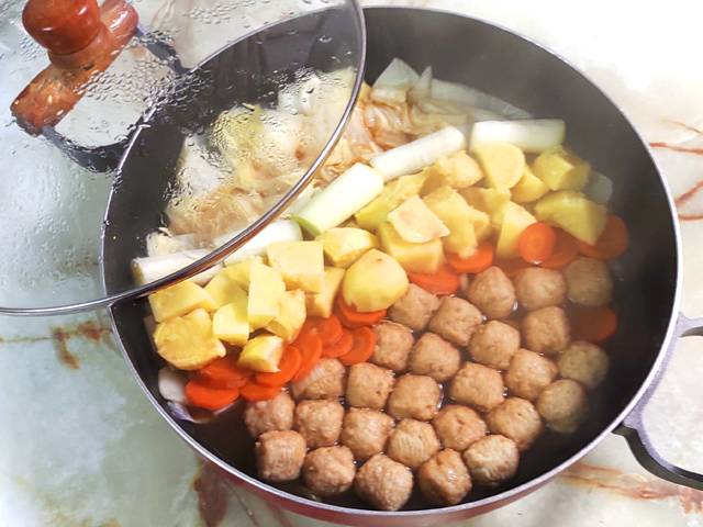 市販の肉団子アレンジ!すき焼き風甘辛肉団子鍋♪