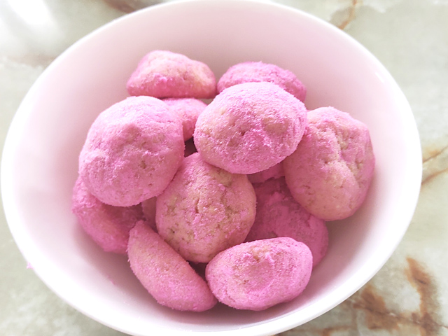 100均の材料で！ラズベリーのピンクスノーボール♪