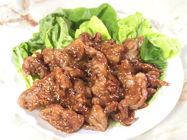 濃い味付けにご飯が進む？豚こまの甘辛ごま炒め♪