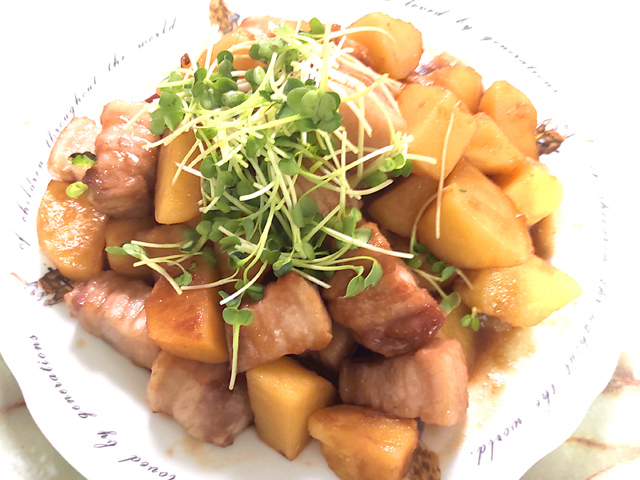 肉とじゃがいもがゴロゴロ!豚バラとポテトの甘辛炒め