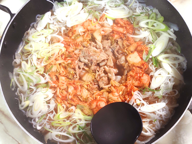 大根の大量消費に！豚キムチのひらひら大根鍋♪