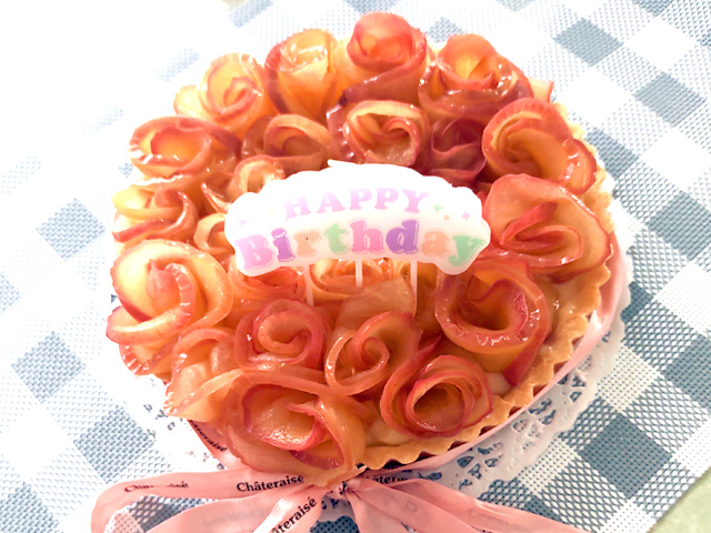 りんごのバラを敷きつめて！アップルカスタードタルト