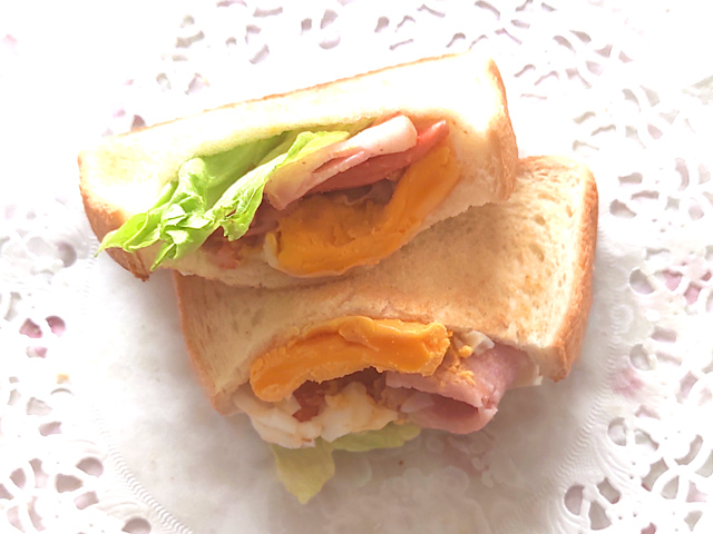 朝食にもぴったり！ベーコンエッグのポケットサンド♪