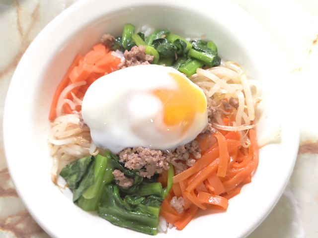 簡単韓国風！小松菜とひき肉のビビンバ丼♪