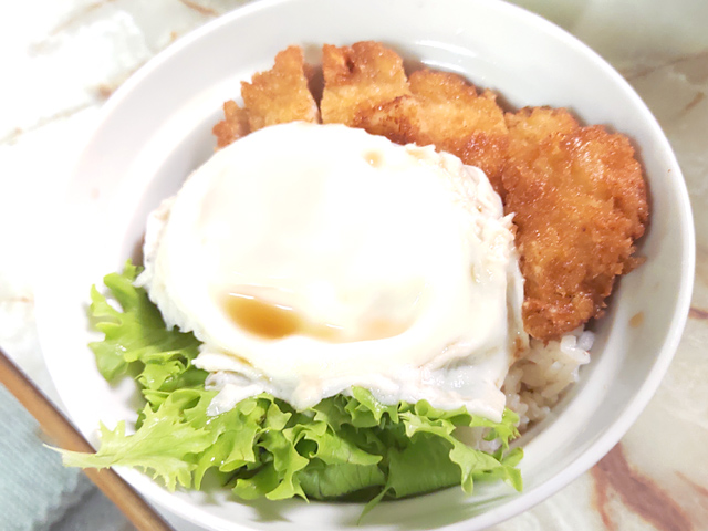 目玉焼きでボリュームUP！豚ロースのたれカツ丼♪