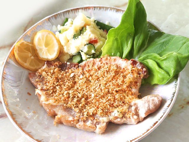 パン粉を乗せて！豚ロースの揚げないトンカツ風♪