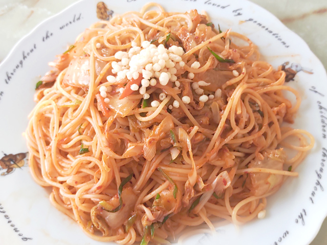 キムチたっぷり！キムチとネギのピリ辛パスタ♪