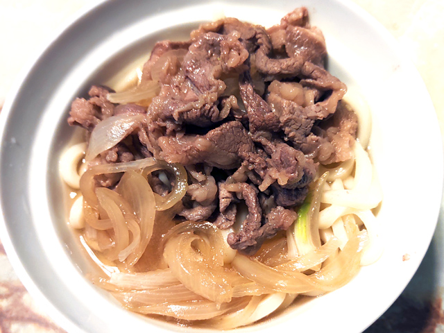 丸〇風？牛の切り落としと玉ねぎの肉うどん♪
