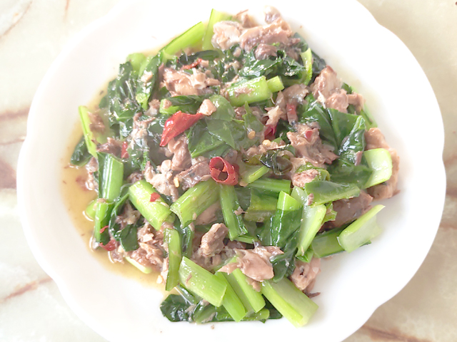 鯖缶アレンジ！オイル漬け鯖缶と小松菜のピリ辛炒め♪