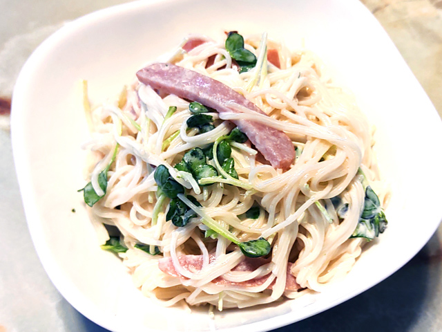 ちゃちゃっと！貝割れとソーセージのそうめんサラダ♪