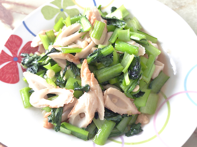 ささっと副菜!小松菜と竹輪のめんつゆ炒め♪